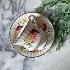 Paragon Carnations Footed Tea Cup Saucer F541 Pink Yellow Gold Fluted Grannycore